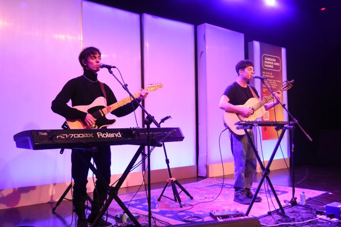 El cantante argentino Santi Celli acompañado de su compañero de banda, El Cofla, llenaron ayer la Casa Brava de Madrid 1 dsc 5368 e1717932899960